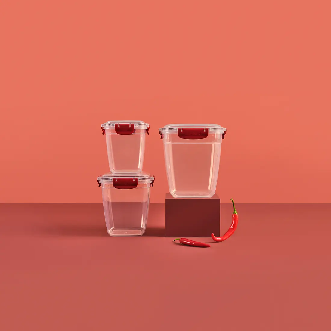Set di 4 contenitori ermetici di plastica trasparente e forma quadrata con coperchio munito di clip colorate di chiusura lungo i lati - immagine 6