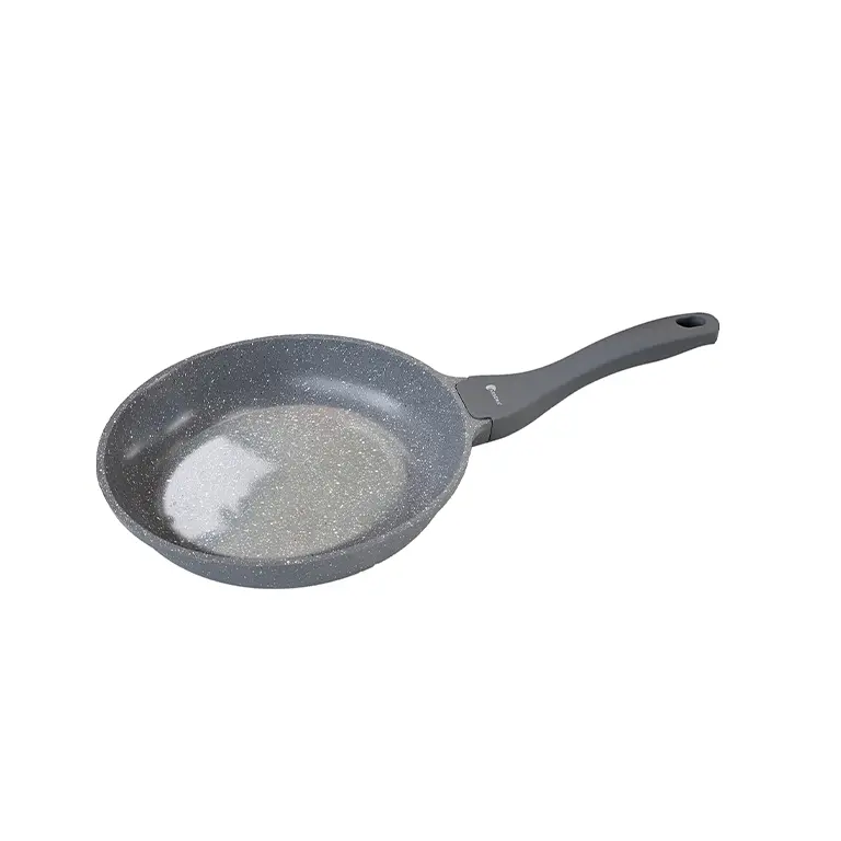 Padella di alluminio pressofuso con fondo a induzione e rivestimento in ceramica con manico antiscivolo
